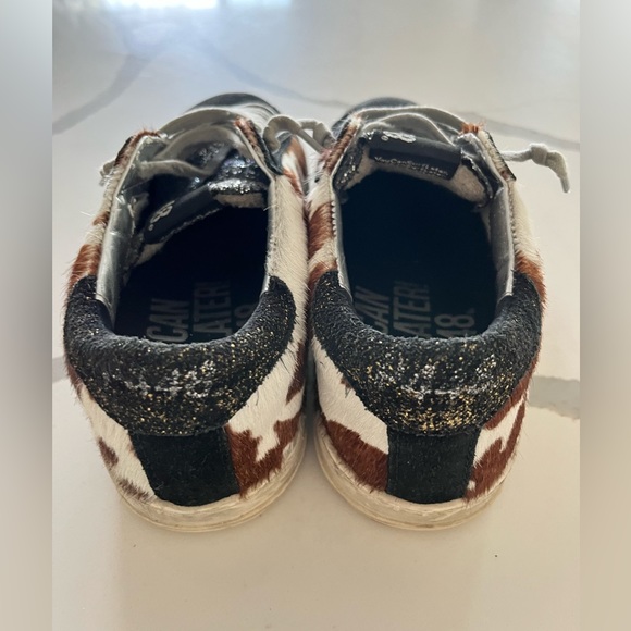 P448 tennis shoes. Size 38 (7.5). They are in great condition with some scuffs. - Picture 2 of 5